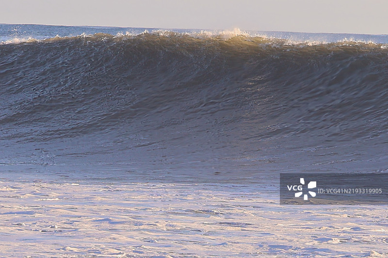 在加利福尼亚州的林肯角冲浪巨大的冬季海浪，卡彭特里亚，加利福尼亚州，美国图片素材