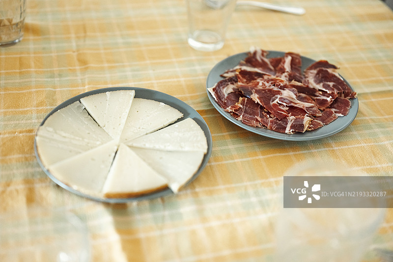 桌子上的奶酪和伊比利亚火腿拼盘图片素材