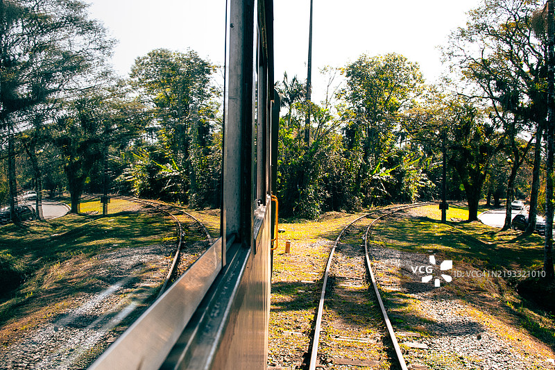 空荡荡的火车站月台图片素材