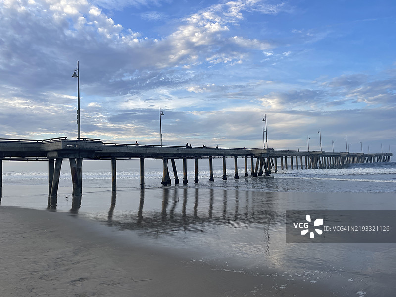 洛杉矶，加利福尼亚州，美国，蓝天海滩的长长码头景观图片素材