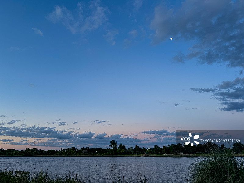 日落时分，阿根廷布宜诺斯艾利斯省圣费尔南多湖泊的美丽景色。图片素材