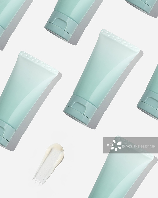 极简主义护肤管与白色背景上的奶油色样本图片素材