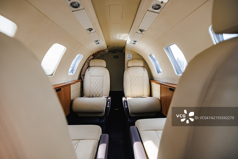 奢华私人飞机内部，配有皮革座椅图片素材