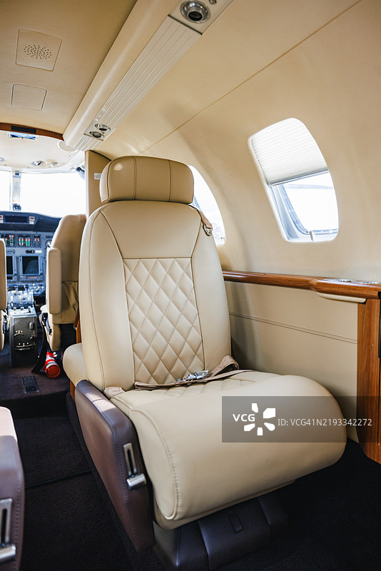 豪华私人飞机内部，配有舒适的皮革座椅图片素材