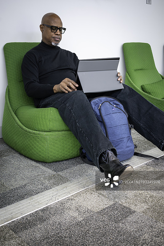 回到大学学习的老年男性在学生会中图片素材