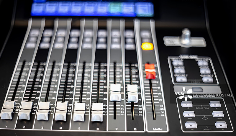 专业音频混音台控制面板的特写镜头图片素材