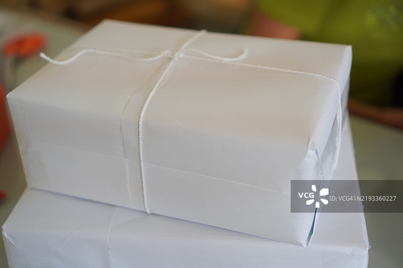 白色纸包裹的盒子图片素材