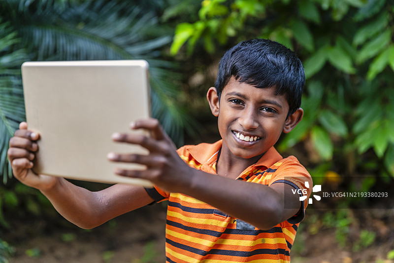 斯里兰卡青少年使用数字平板电脑图片素材