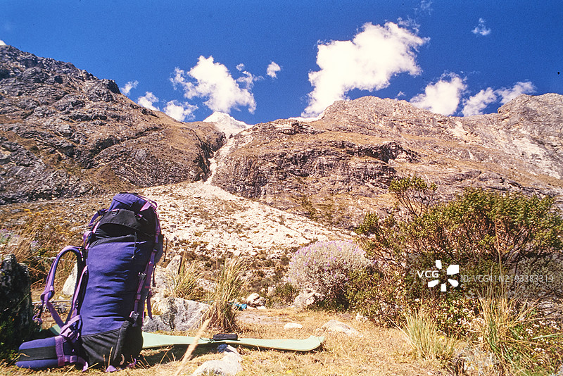 背包和登山杖静静地放在安第斯山脉的美丽山景旁边图片素材