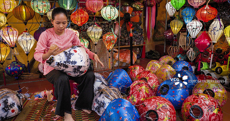 越南会安市的越南女性制作传统灯笼图片素材