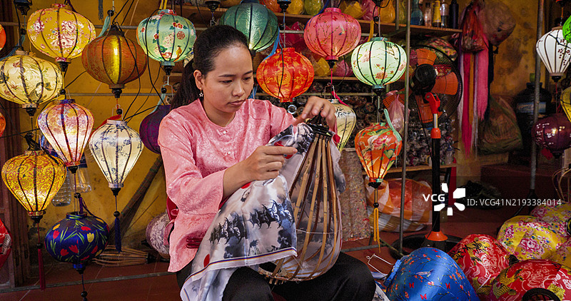 越南会安市的越南女性制作传统灯笼图片素材
