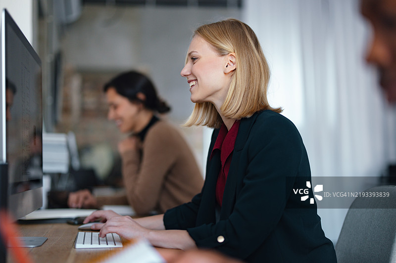 年轻的同事在商业设计工作室环境中合作图片素材