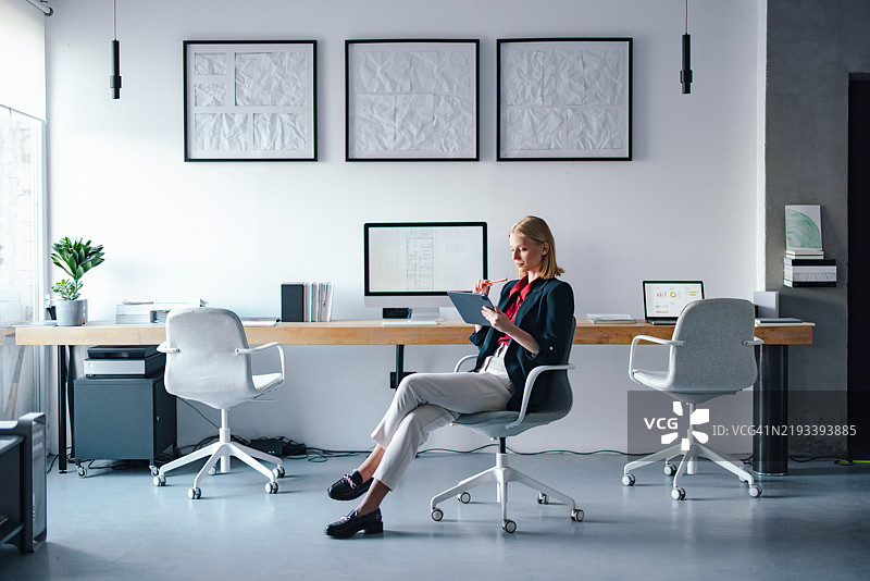 在现代办公室中工作的职业女性，配有时尚设计元素图片素材