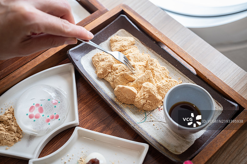 有人尝试吃蕨饼的特写镜头。图片素材