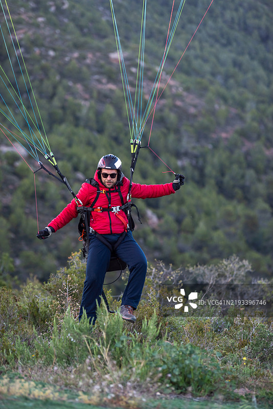 在金色日落时分，滑翔伞飞越巴塞罗那的山景，捕捉空中自由和迷人的西班牙海岸线，尽享令人振奋的全景视野。图片素材