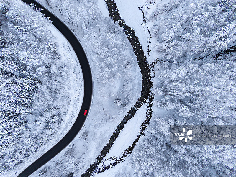冬季风景的鸟瞰图，河边有一条道路图片素材