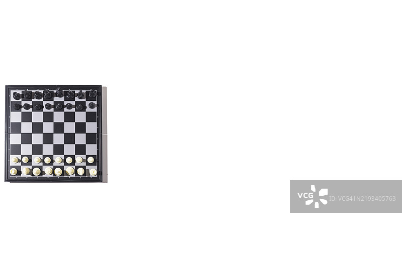 经典国际象棋棋盘，所有棋子摆放整齐，左侧为白色背景。游戏，运动，战斗，竞争，兵，车，象，马，后和王。图片素材