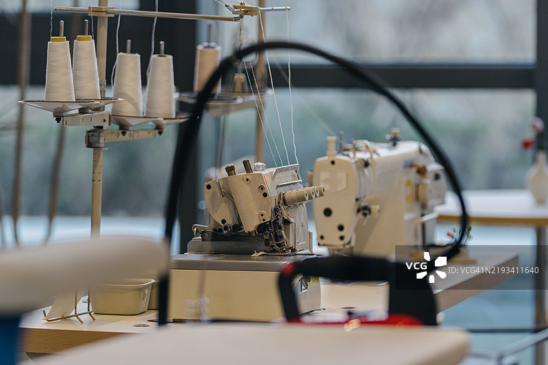 裁缝工作室里的缝纫机图片素材