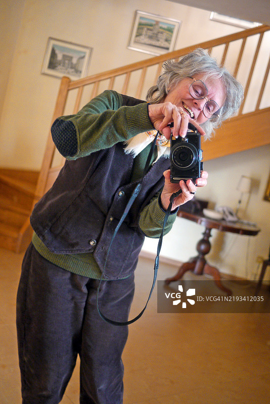 老年女性自拍并指向相机图片素材