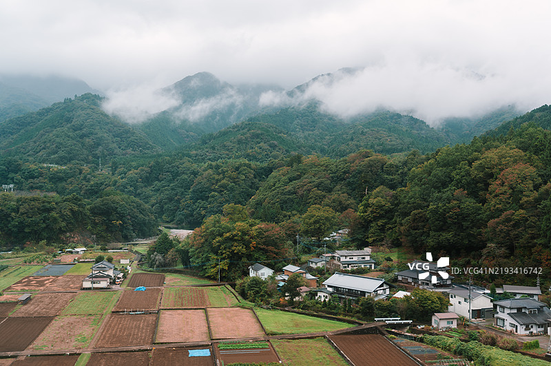 日本高山市雨季的乡村宽角度视图图片素材