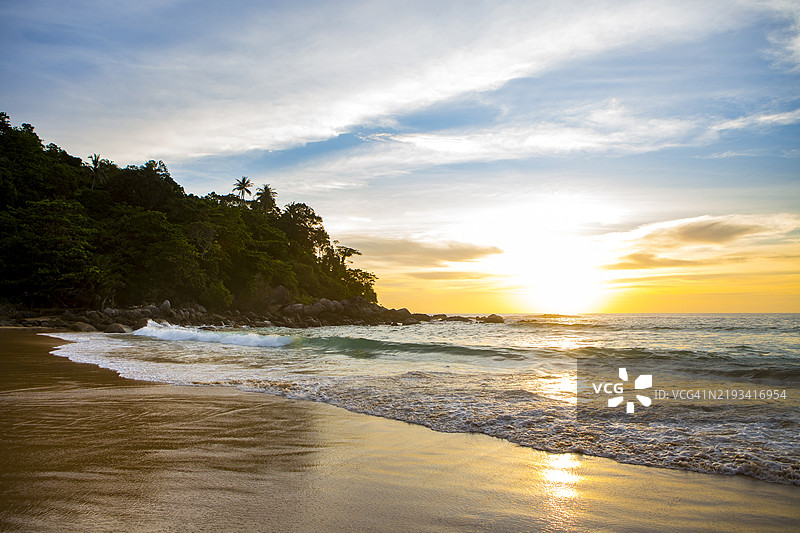 泰国一个僻静海滩上的日落。图片素材