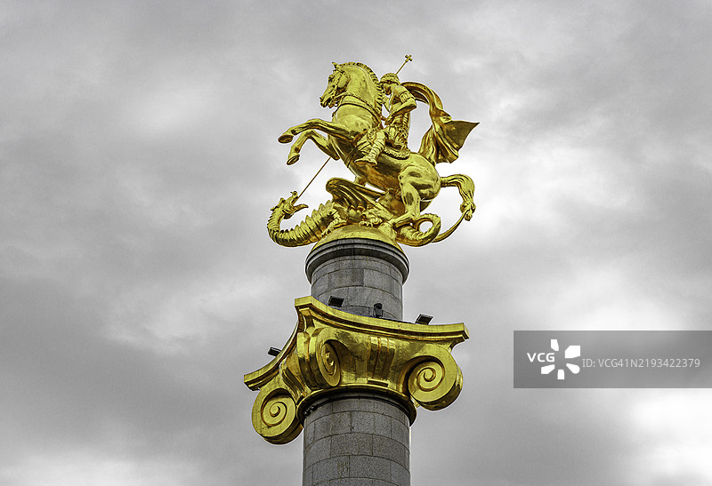 格鲁吉亚第比利斯自由广场上，花岗岩柱顶的镀金圣乔治雕像图片素材