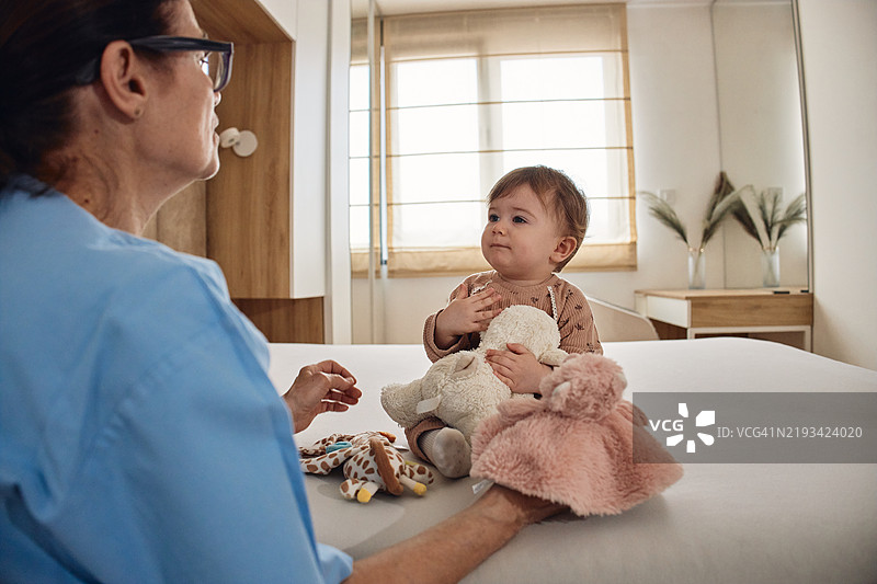 家庭探访的医疗工作者图片素材