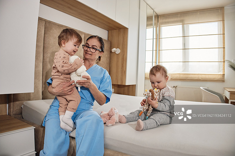 家庭探访的医疗工作者图片素材