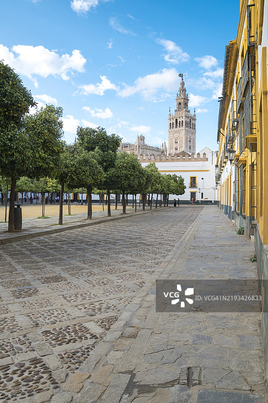 从塞维利亚的班德拉斯庭院看吉拉尔达塔图片素材