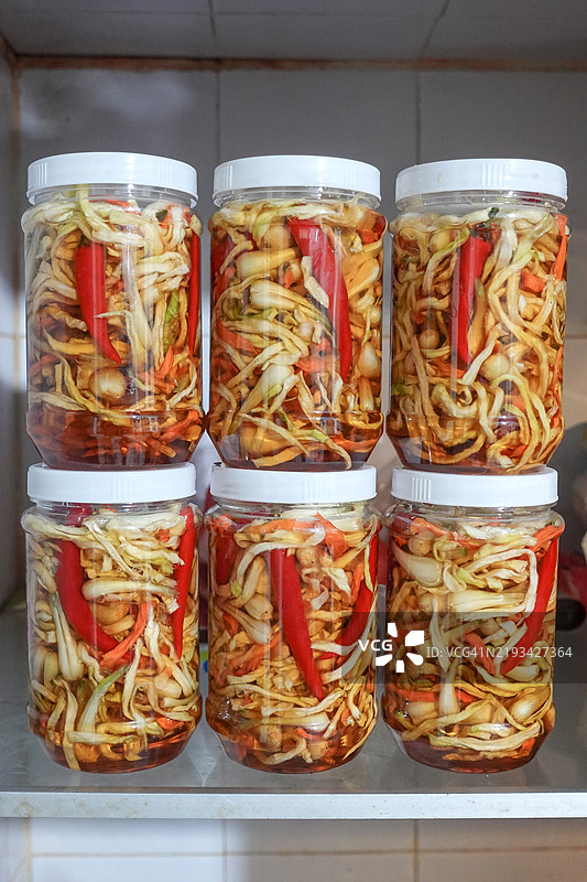 厨房橱柜中存放的越南腌制蔬菜罐子图片素材