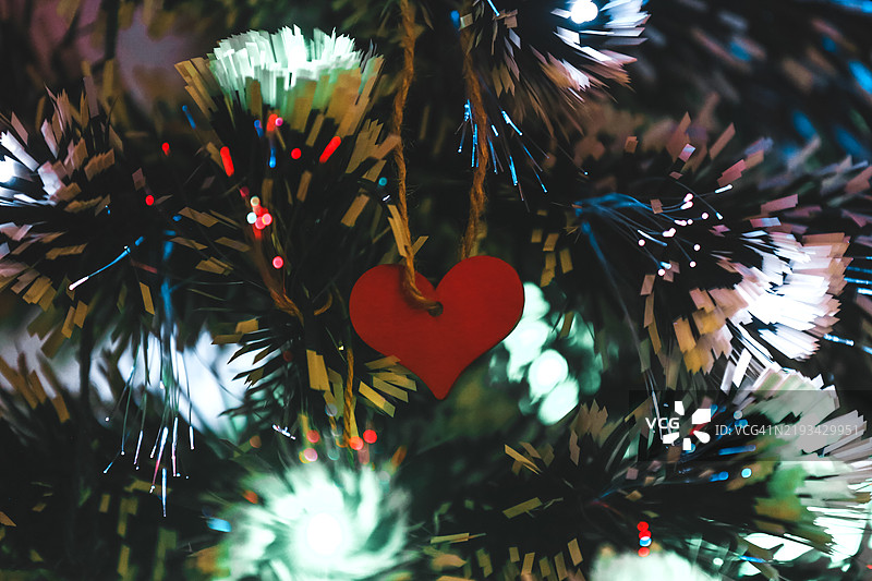 家中装饰华丽的节日圣诞树，霓虹灯照亮和手工制作的球饰装饰图片素材