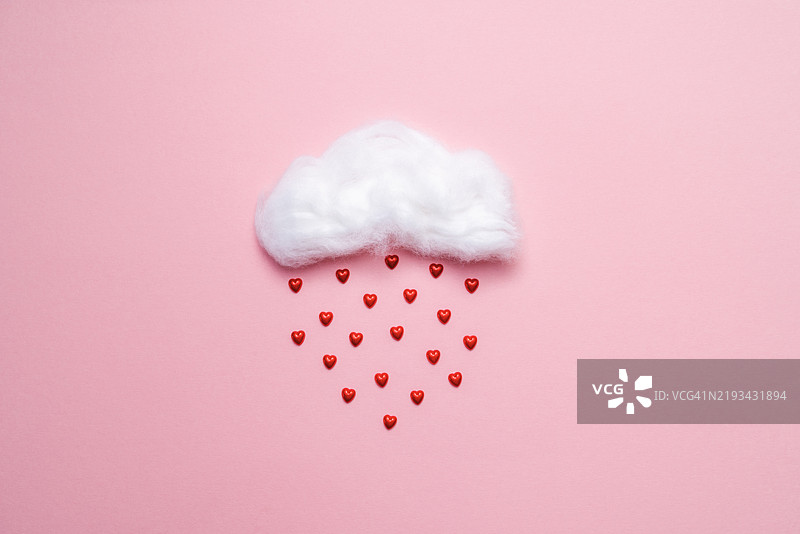 创意情人节装饰，粉色背景上有云朵和心形彩纸屑。坠入爱河图片素材