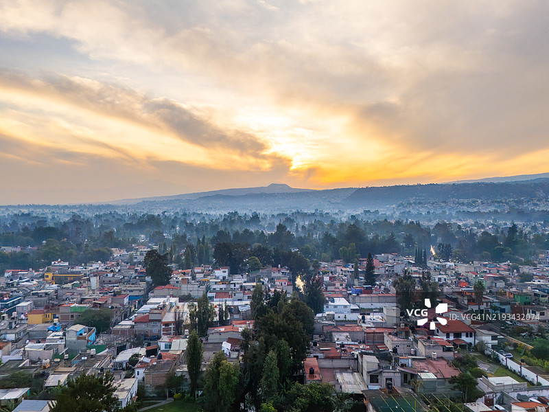 2025年元旦清晨，墨西哥城南部的索奇米尔科及其部分运河和周围的山丘的航拍视角图片素材