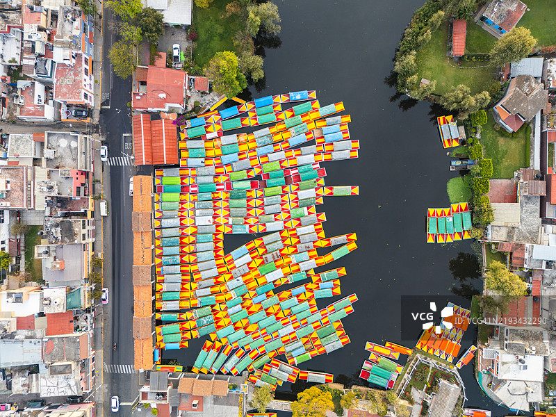 2025年元旦，墨西哥城索奇米尔科运河上的特拉希内拉船。图片素材