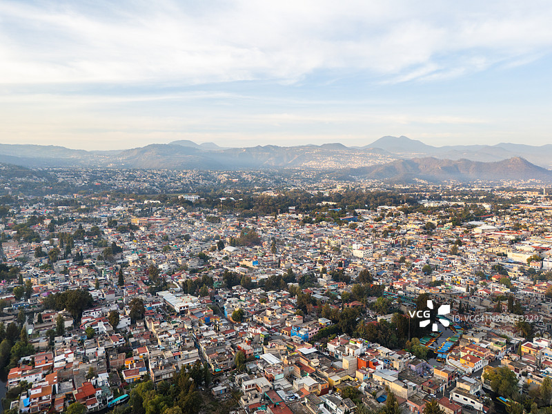 墨西哥城南部的索奇米尔科及其部分运河和周围的山脉与丘陵的航拍无人机视角图片素材