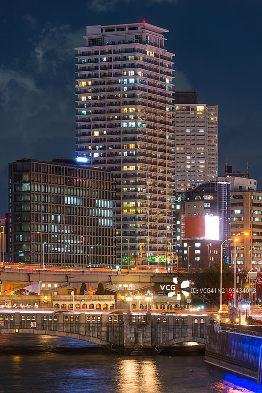 夜晚照亮的大楼公寓，城市天际线与大阪河流图片素材