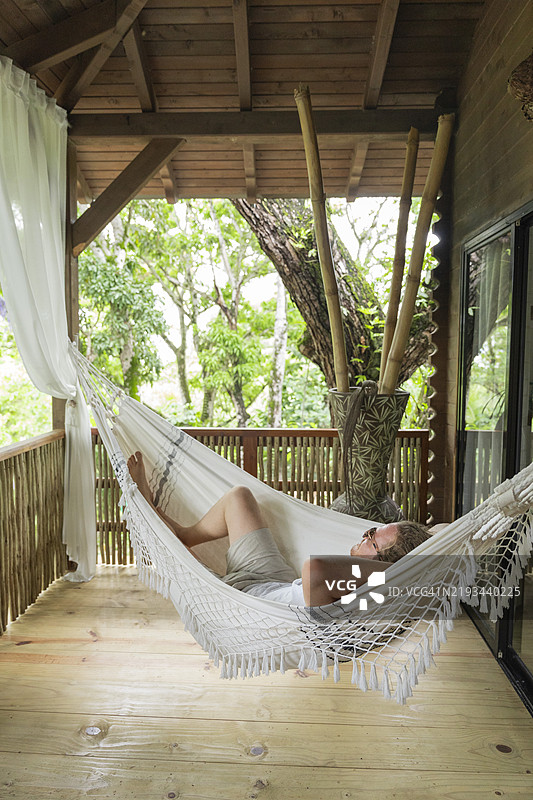 年轻女性在吊床上休息图片素材