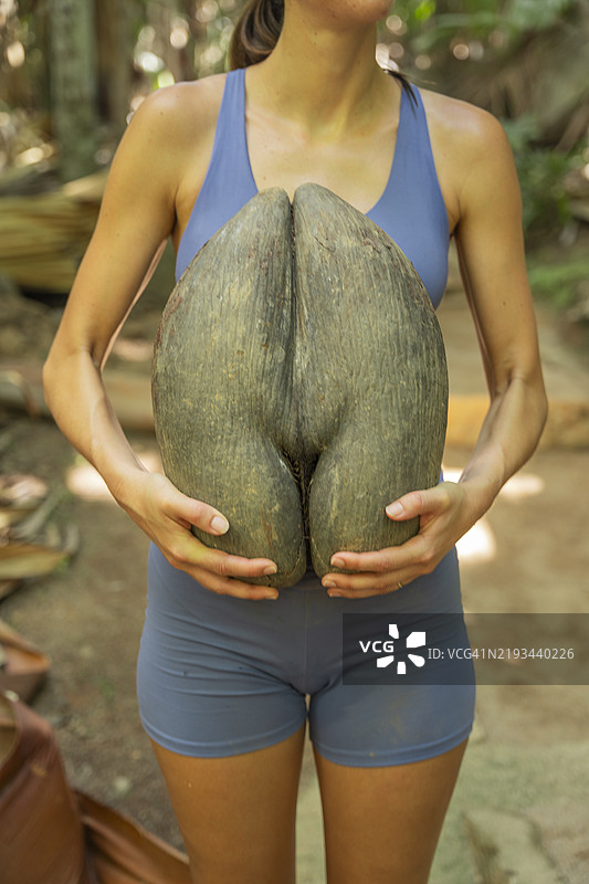 年轻女性手持木雕作品图片素材