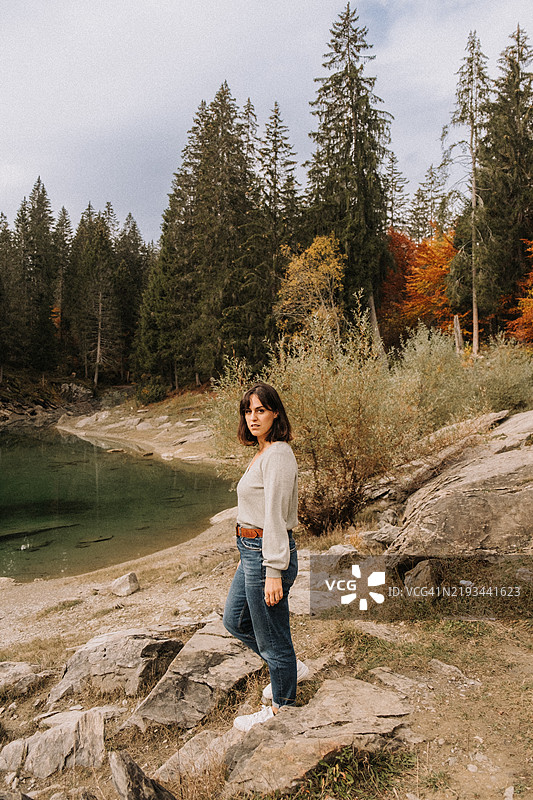 白人女性在卡乌马塞湖边散步图片素材