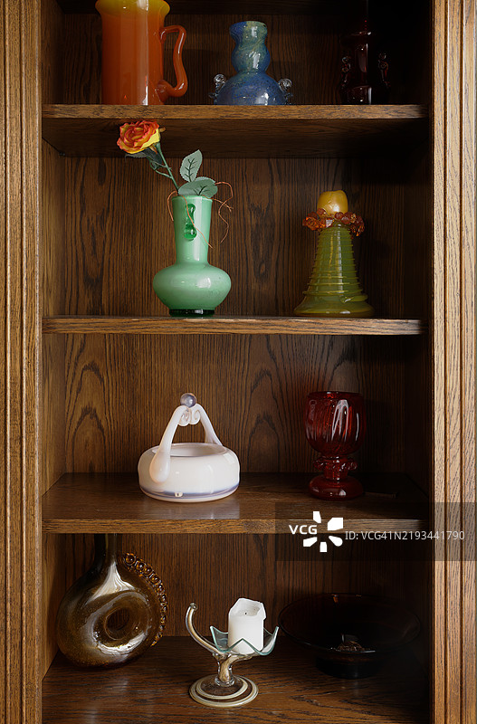 各种形状和颜色的花瓶及其他容器图片素材