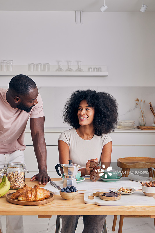 一对情侣的亲密时刻图片素材