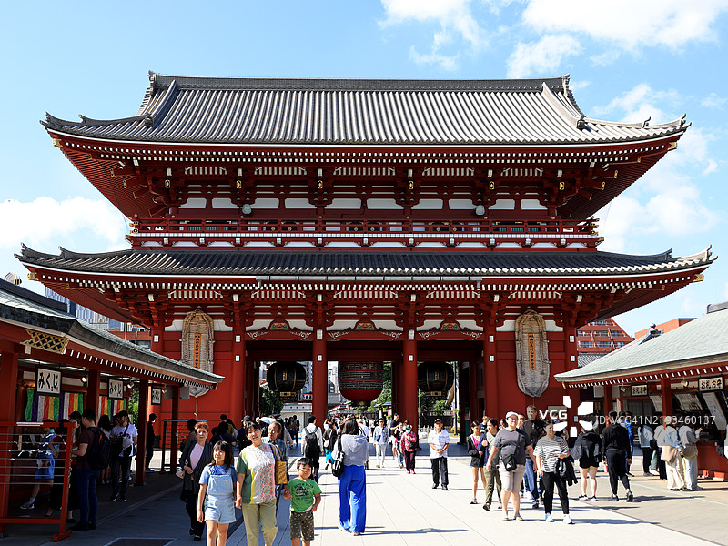 东京浅草寺的宝藏门（Hozomon Gate）前人潮涌动图片素材