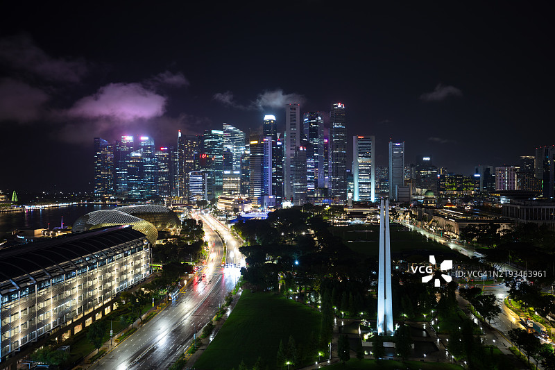 新加坡市中心方向的夜间屋顶摄影，展现道路景观图片素材