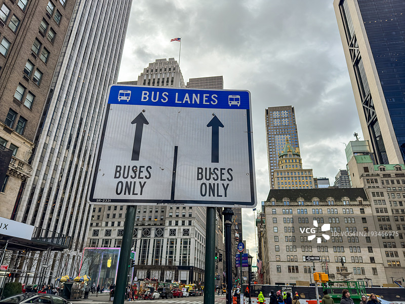 纽约市麦迪逊公园和公园大道的拥堵定价交通摄像头图片素材