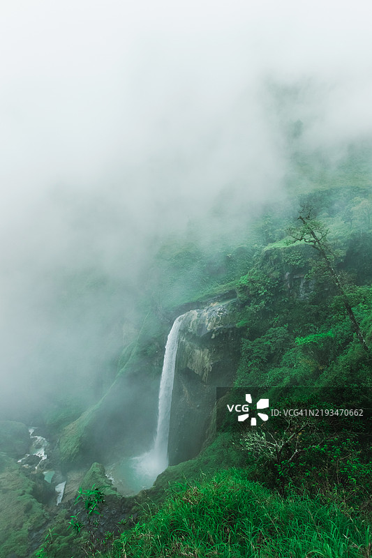 壮丽的佩宁布根瀑布被郁郁葱葱的绿植和雾气弥漫的自然氛围环绕图片素材