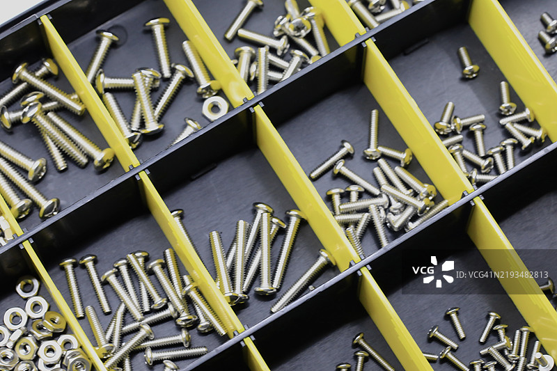 各种不同尺寸的机械螺丝和螺母用于机械工作图片素材
