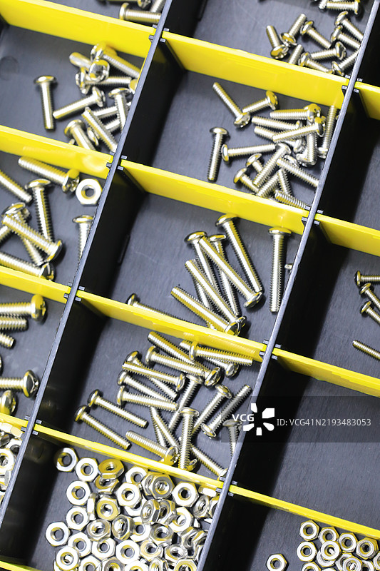 容器中的螺母和螺栓图片素材