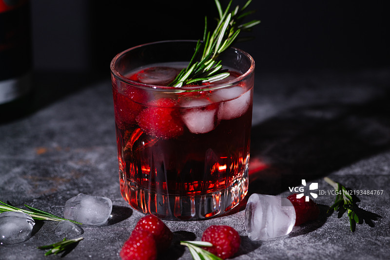 覆盆子迷迭香鸡尾酒图片素材