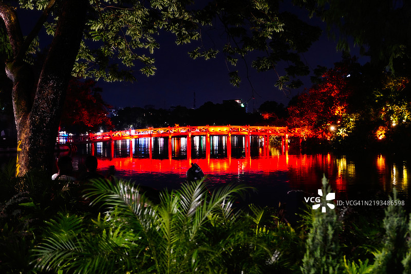 越南河内夜晚的红桥图片素材