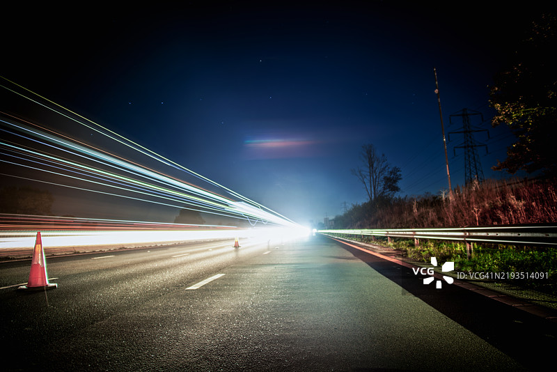 英国高速公路上的行驶交通图片素材